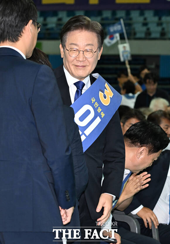 이재명 더불어민주당 대표 후보가 인천지역 경선에서 93.77%로 압승한 뒤 미소 짓고 있다.