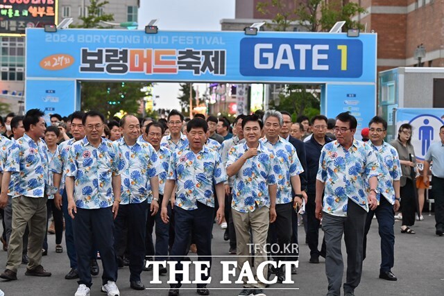 제27회 보령머드축제가 20일 개막한 가운데 김태흠 충남도지사(오른쪽 두 번째), 홍성현 충남도의회 의장(오른쪽 세번째) 등과 함께 축제장을 살펴보고 있다. /충남도