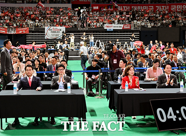 윤상현, 한동훈, 나경원, 원희룡 국민의힘 당대표 후보(왼쪽부터)들이 17일 경기도 고양시 일산서구 고양 소노 아레나에서 열린 국민의힘 제4차 전당대회 서울·인천·경기·강원 합동연설회에 참석한 모습. /배정한 기자