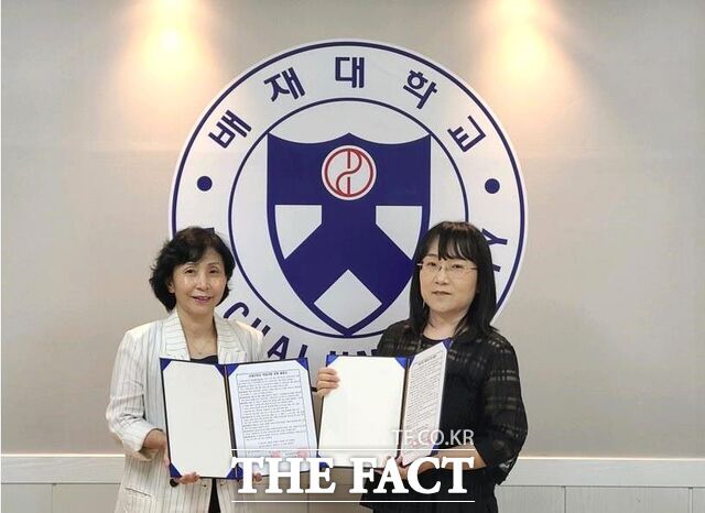 대전광역새일센터 이경림 부센터장(왼쪽)과 근로복지공단 대전지역본부 이수미 과장이 산업재해 근로자 채취업을 위한 협약을 체결하고 있다. /배재대