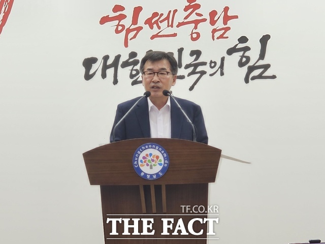 전형식 충남도정무부지사가 22일 도청 프레스센터에서 기자회견을 열고 힘쎈충남 탄소중립 정책이 OECD에서 석탄화력발전소 폐지 대응 전략 탄소 감축 분야 우수 정책 사례로 선정됐다고 소개하고 있다. /충남도