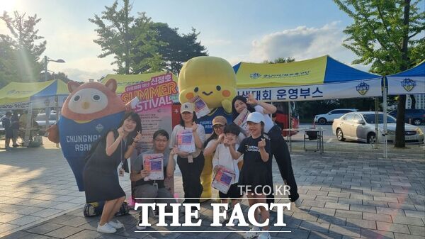 22일 아산시 문화예술과 직원들이 관객을 대상으로 ‘아트밸리 아산 신정호 SUMMER FESTIVAL’ 홍보물을 나눠주고 기념사진을 찍고 있다. /아산시