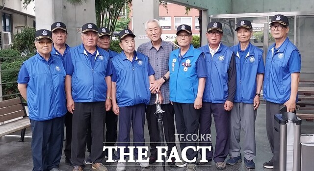 고엽제전우회 예산군지회 회원들이 제 27회 고엽제의 날 행사 참석에 앞서 기념촬영. / 예산군.