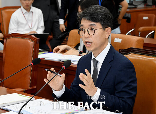 김완섭 환경부 장관 후보자가 22일 오전 서울 여의도 국회에서 열린 인사청문회를 위한 환경노동위원회 전체회의에 참석해 질의에 답변을 하고 있다. /국회=배정한 기자