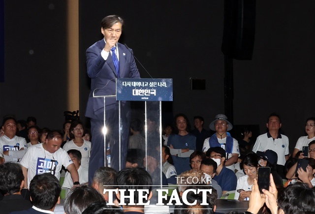 조국 조국혁신당 대표는 22일 최고위원회의 모두발언에서 인재영입위원장으로서 우선 재보궐 선거 인재를 발굴할 것이라며 호남에서 차세대 DJ, 영남에서 새로운 노무현을 영입할 수 있도록 최선을 다하겠다고 다짐했다. 지난 20일 조국혁신당 제1차 전국당원대회에서 당대표 당선 수락 연설 중인 조국 대표. /뉴시스