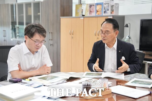 22일 박상돈 천안시장(오른쪽)이 기재부 예산실장을 만나 2025 정부예산 확보 사업에 대해 건의하고 있다. /천안시