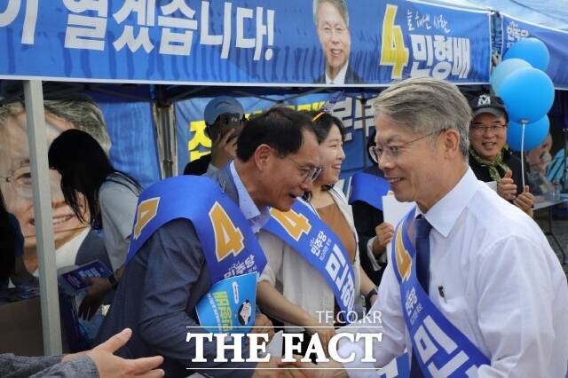 더불어민주당 최고위원 경선 후보인 민형배 의원(광주 광산을)이 22일 검찰의 김건희 여사 제3의 장소 비공개 조사를 강하게 비판했다. 민 의원은 황후마마 위해 검찰 접견실을 급조한 꼴이다고 주장했다./민형배 페이스북