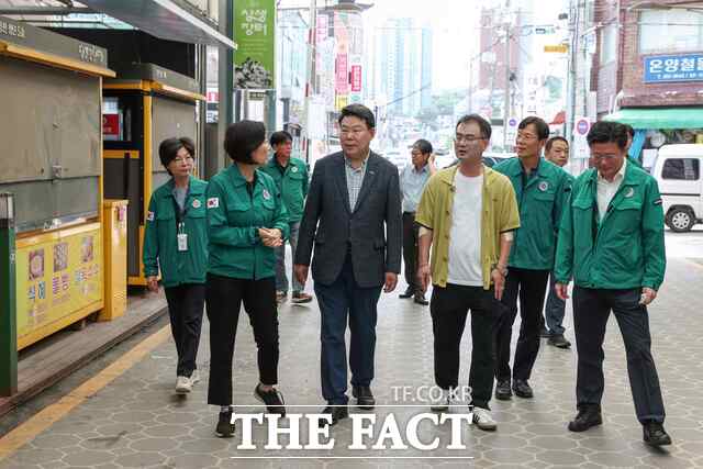 21일 오영주 중기부 장관이 당진전통시장을 방문해 수해복구 상황을 점검하고 상인들의 목소리를 청취했다. /당진시