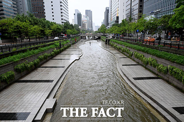 23일 경기남부와 충남 일부 지역에 호우주의보가 발령됐다. 서울을 비롯한 수도권, 충남 지역에 호우경보가 발효된 18일 오전 서울 중구 청계천 산책로가 밤새 내린 비로 출입 통제되고 있다. /배정한 기자