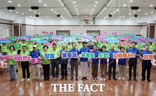 장흥군은 지난 22일 군민회관에서 제17회 장흥 물축제 자원봉사자 발대식을 개최했다고 23일 밝혔다./장흥군