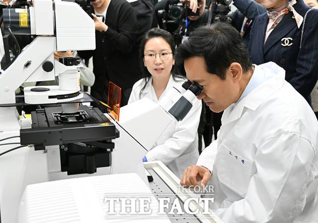 오세훈 서울시장이 기후위기 대응 및 경제 교류를 위해 프랑스·중국 출장길에 오른다. 오세훈 서울시장이 4월 25일 서울바이오허브 개관식에서 연구시설을 시연하고 있다. /서울시