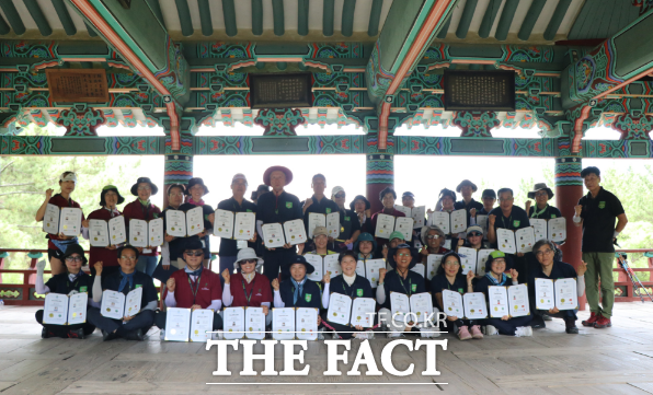 지난 20일 경북 울진군이 노르딕워킹 지도자 과정을 열어 총 32명의 지도자과정 수료자들이 기념촬영을 하고 있다./울진군