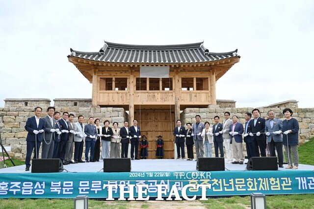 22일 홍주읍성 북문 문루 복원 준공식에 참석한 내빈들이 축가 테이프 커팅을 하고 있다. /홍성군