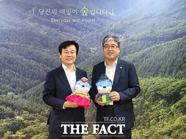 조규일 진주시장(왼쪽)이 임상섭 산림청장을 면담하고 ‘2025 대한민국 정원산업박람회’ 진주시 유치, ‘정원문화도시’추진 등 현안사업을 건의했다./진주시