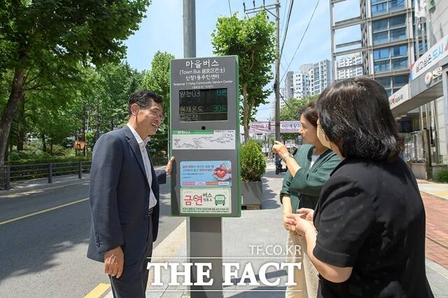 서울 양천구(구청장 이기재)가 서울시 자치구 최초로 모든 마을버스 정류장에 버스정보안내단말기(BIT)를 설치했다. /양천구