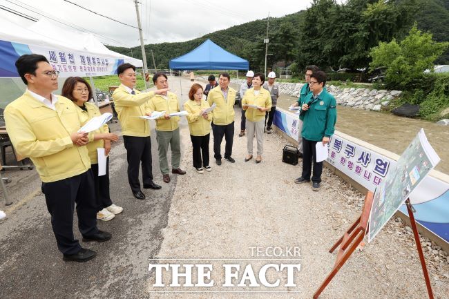 경기도의회 더불어민주당 대표단이 23일 양평 세월천 수해복구 현장을 방문해 점검하고 있다./경기도의회