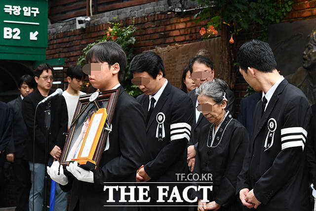 가수이자 학전 대표인 고(故) 김민기의 발인식이 24일 오전 서울 종로구 아르코꿈밭극장에서 엄수된 가운데 고인의 영정이 운구되고 있다. /서예원 기자