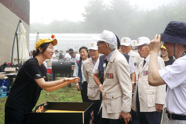 포도뮤지엄 문화 예술축제 뮤지엄데이를 찾은 참전용사들이 관계자의 안내를 받고 있다. /포도뮤지엄