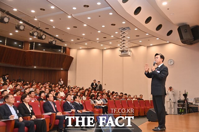 김태흠 충남지사가 24일 국회도서관에서 열린 미지답 충남 포럼 기조 강연에서 고령화·이상기후·저소득 등 농업·농촌의 위기 극복을 위한 구조 개혁을 제안하고 있다. /충남도