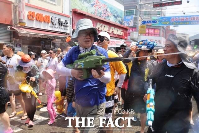 장흥군은 ‘제17회 정남진장흥 물축제’가 오는 27일부터 8월 4일까지 탐진강과 편백숲 우드랜드 일원에서 열린다고 24일 밝혔다./장흥군