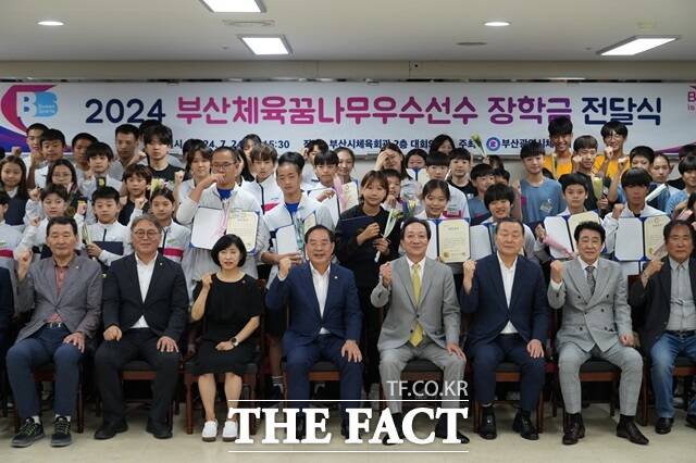 하윤수 부산시교육감이 24일 ‘2024 부산체육 꿈나무 우수선수 장학금 전달식’에 참석해 장학증서를 전달하고 선수들을 격려했다./부산시교육청