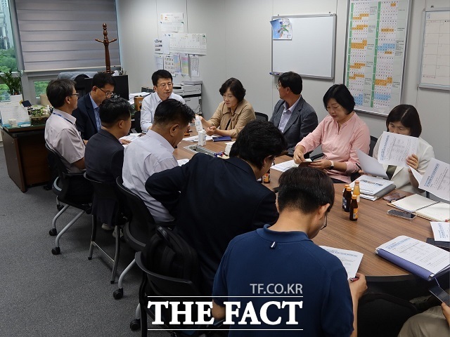 전북자치도 완주군의회 이순덕, 김규성 의원이 23일 도의회 권요안 의원실을 찾아 완주 동학농민혁명에 대한 역사적 가치 조명 방안 마련을 위한 간담회를 가졌다. /완주군의회