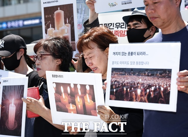 군인권센터와 아프지 말고 다치지 말고 무사귀환 부모연대 회원들이 4일 오전 서울 용산구 국방부 앞에서 개최한 육군 12사단 훈련병 가혹행위 사망 사건 규탄 및 진상규명 촉구 기자회견에서 군 사망 사건 피해 유족이 슬퍼하고 있다. /뉴시스