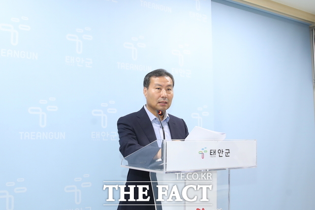 태안군 김동선 복지증진과장이 24일 군청 브리핑 룸에서 복지 사각지대 제로화 추진 계획을 밝히고 있다. / 태안군.