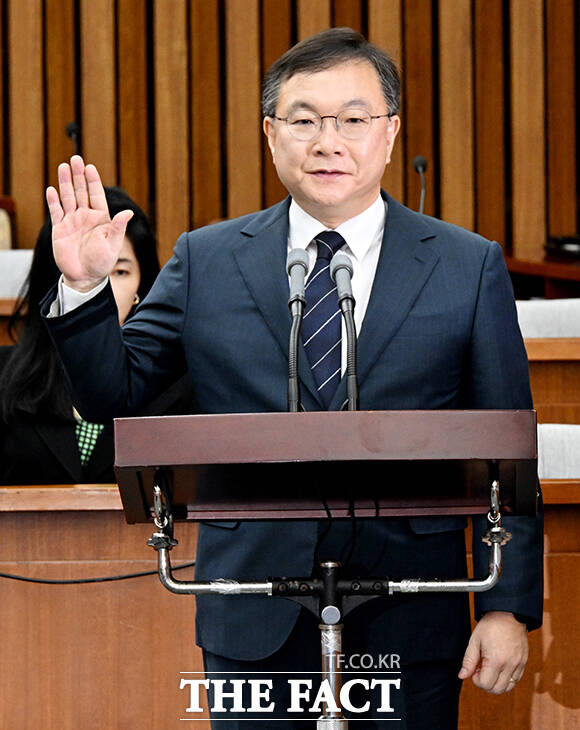 선서하는 박영재 대법관 후보자.