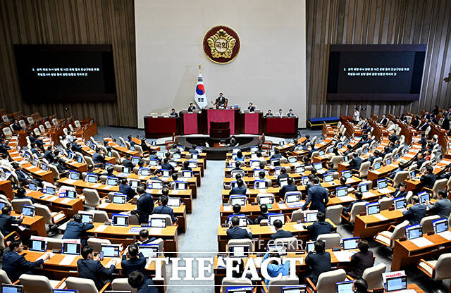 부결을 선포하는 우원식 국회의장.