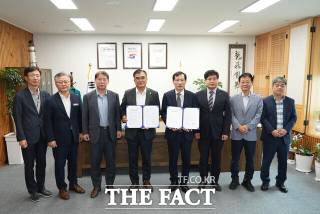 지난 24일 서천군과 충남테크노파크가 해양바이오 산업 발전을 위해 협약을 체결하고 있다. / 서천군