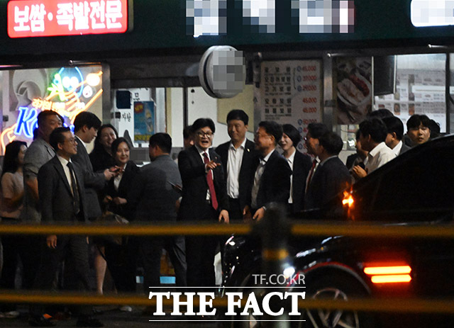 국민의힘 한동훈 신임 당 대표가 23일 당 대표로 선출된 직후 서울 영등포의 한 보쌈집에서 친한(친한동훈)계 의원과 보좌진 등 30여 명과 만찬을 하는 모습이 <더팩트> 카메라에 포착됐다. 자리를 마친 한 대표가 의원들과 함박웃음을 지으며 이야기를 하고 있다. /남윤호 기자