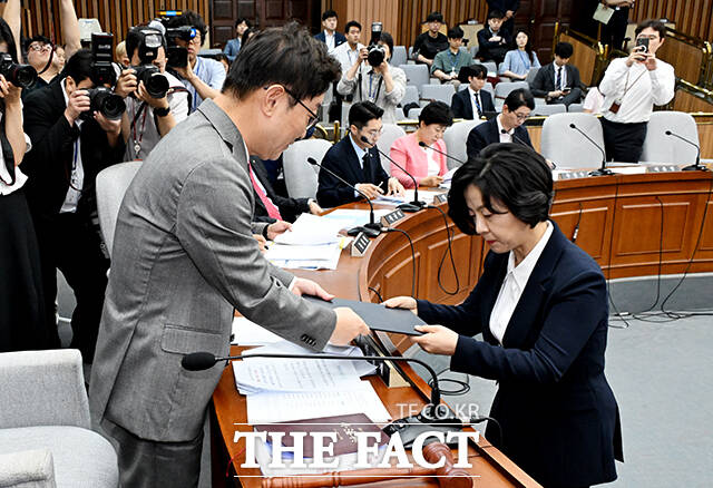 박범게 위원장에게 선서문 제출하는 이숙연 후보자.