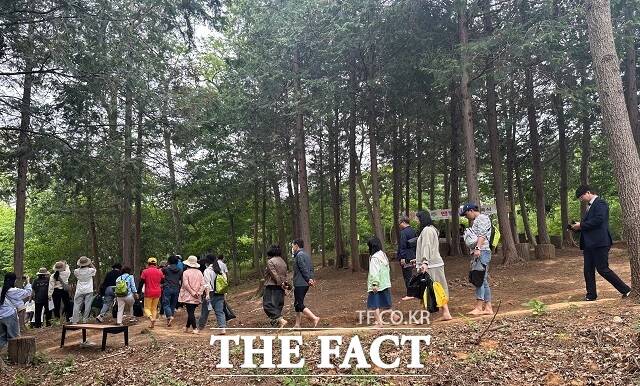 완주군이 ‘만가리 황토 맨발걷기 선포식’을 개최하면서 맨발걷기 문화 정착과 확산을 위해 노력하고 있다. /완주군