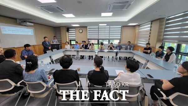 24일 이병도 천안교육장이 학교폭력 전담조사관 25명을 대상으로 실시한 학교폭력 전담조사관 전문성 역량 강화 연수에서 인사말을 하고 있다. /천안교육지원청