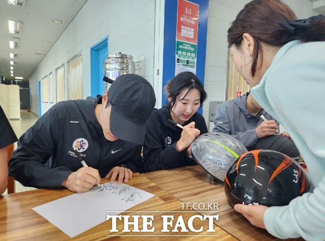 인천광역시 동호인들에게 사인을 하고 있는 스포츠토토빙상단 선수들./스포츠토토코리아