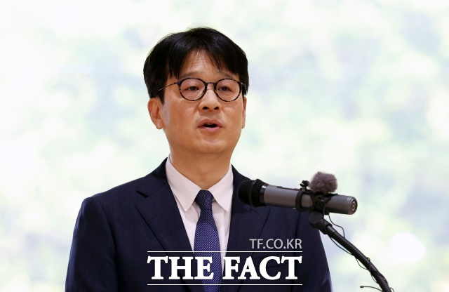 김건희 여사 명품백 수수 의혹 수사검사가 사의를 철회하면서 검찰총장 패싱 논란은 일단 파국은 피한 분위기다. /뉴시스