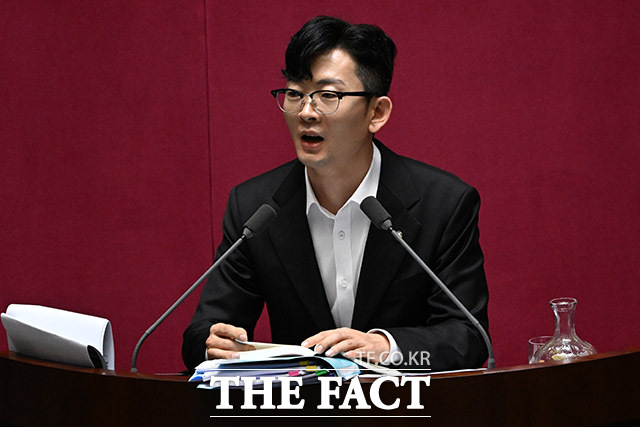 박충권 국민의힘 의원이 방송통신위원회의 설치 및 운영에 관한 법률 일부개정법률안에 대한 무제한토론을 하고 있다.