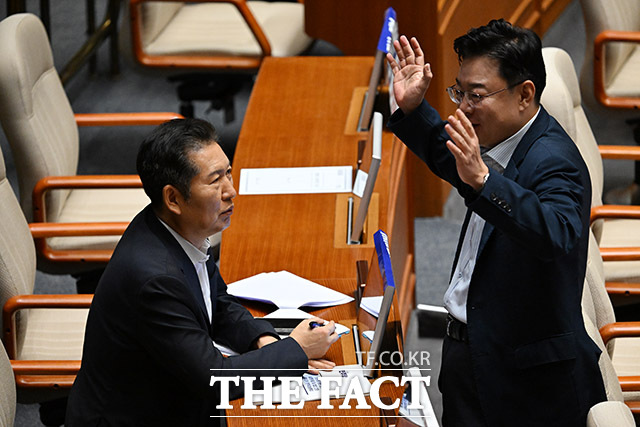 정청래 의원을 찾아 대화하던 김성원 국민의힘 의원이 두 손을 들어보이고 있다.