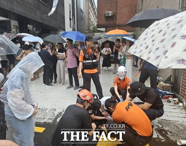 티몬·위메프에서 정산 지연 사태가 지속되고 있는 가운데 26일 오후 4시 30분 서울시 강남구 신사동 JK타워 티몬 신사옥 앞에서 빗길에 미끄러져 부상을 입은 소비자를 소방관들이 이송하고 있다. /신사동=우지수 기자