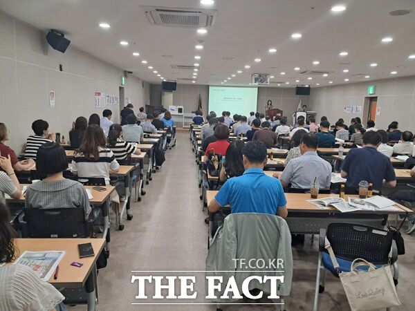 24일 천안시가 축구센터에서 아파트 관리소장을 대상으로 ‘다함께돌봄사업 설명회’를 개최하고 있다. /천안시