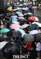  '끝없는 우산행렬'...피해 소비자들의 기다림 [포토]