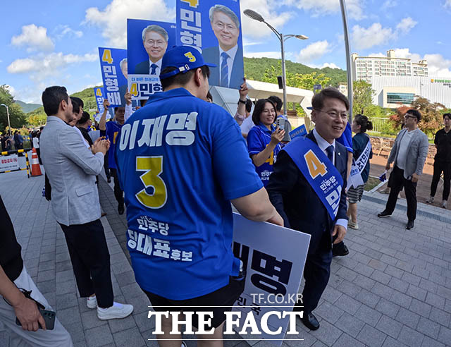 문수경기장으로 들어서는 민형배 후보. 이재명 당대표 후보 지지자들과 반갑게 인사했다. /울산=김세정 기자