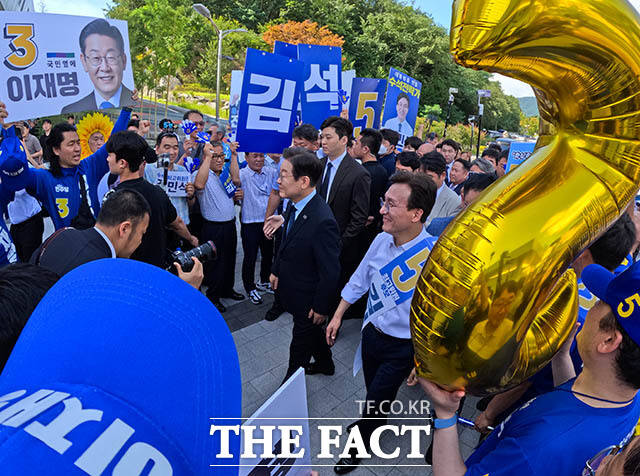 더불어민주당은 이날 울산을 시작으로 부산과 경남 창원에서 민주당 당대표 및 최고위원 선출을 위한 순회 합동연설회를 차례대로 열었다. 울산 합동연설회 참석을 위해 문수경기장을 찾은 이재명 당대표 후보와 김민석 최고위원 후보. /울산=김세정 기자