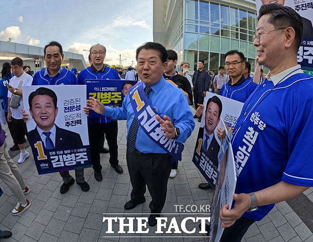 전날 울산에 미리 도착했다는 김병주 최고위원 후보는 무더운 날씨에도 응원해 주는 지지자들이 고마운지 연신 반갑게 인사를 나눴다. /울산=김세정 기자