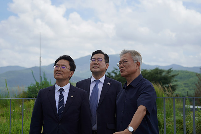 박찬대 더불어민주당 대표 직무대행(가운데)이 27일 평산마을을 찾아 문재인 전 대통령과 대화하고 있다. /더불어민주당