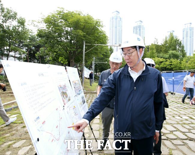 동탄~인덕원선(동인선) 복선전철 건설사업 가운데 이달 16일 공사를 시작한 능동, 반송동 구간(11공구)을 찾은 정명근 화성시장이 공사 현황을 점검하고 있다./화성시