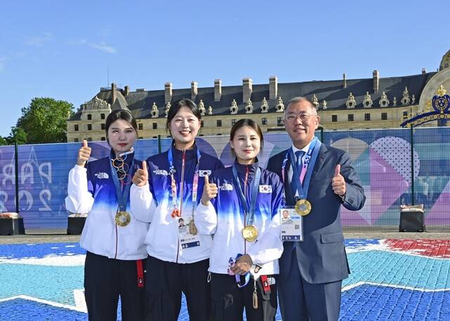 정의선 현대자동차그룹 회장(오른쪽)이 여자 양궁 단체 국가대표 선수들(왼쪽부터 남수현, 임시현, 전훈영)과 기념 촬영을 하고 있다. /대한양궁협회