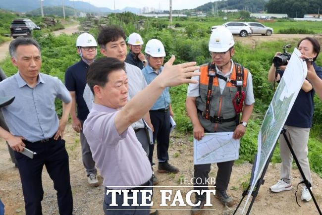 광명시는 민선8기 공약사업이 순항하고 있다고 밝혔다. 사진은 지난 26일 목감천 임시저류지에서 토사유출 방지 관리 상황을 점검하는 박승원 광명시장./광명시