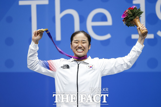 배드민턴 여제 안세영이 파리 올림픽 단식 첫 경기에서 낙승을 거뒀다. 안세영이 2023년 10월 7일 중국 항저우 빈장체육관에서 열린 2022 항저우 아시안게임 배드민턴 여자 단식에서 금메달 목에 걸고 기뻐하고 있다. /항저우=뉴시스